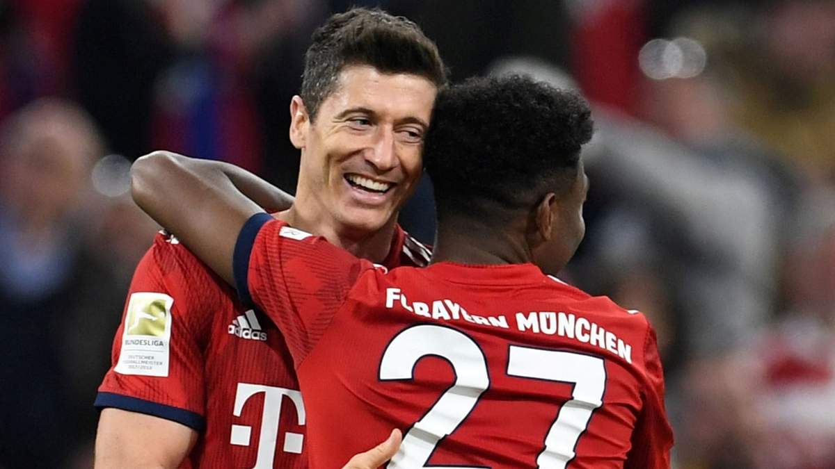 Coman abraza a Lewandowski. Fuente (Instagram)