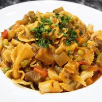 Alto guiso de fideos moñitos: la versión económica, rendidora y bien jugosa para este domingo