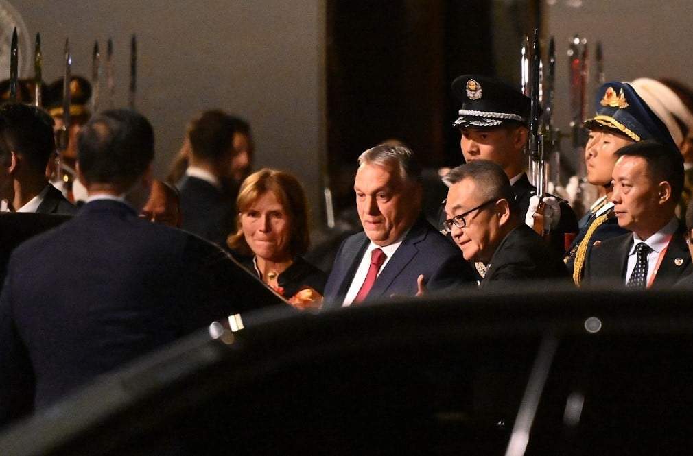 El primer ministro de Hungría, Viktor Orbán, en el centro, llega al aeropuerto de Beijing antes del Foro Cinturón y Ruta en la capital china
