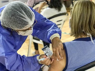Córdoba evaluará de cerca a los docentes que no se hayan vacunado y prepara una polémica estrategia