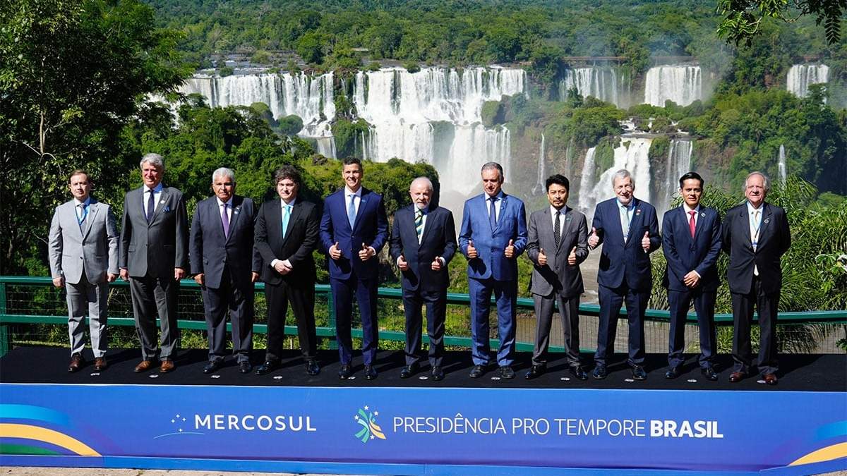 Todos los mandatarios del Mercosur y aliados con las Cataratas de fondo