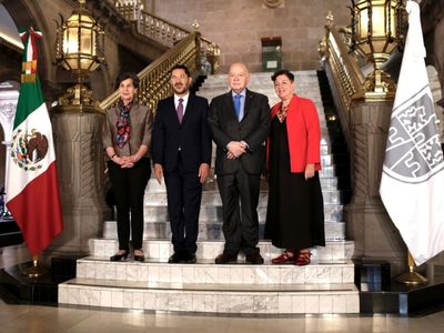 Batres destaca la relación entre México y Chile; entrega llaves de la CDMX a Isabel Allende y Miguel
