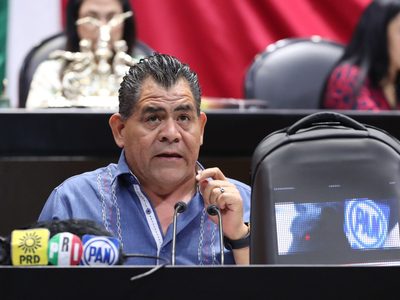 Diputado del PT hace “show” con rata de juguete en comparecencia del secretario de Hacienda (Video)