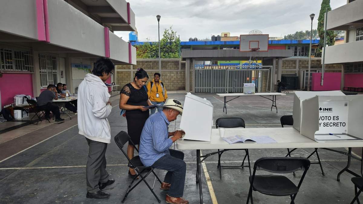 Personas ejercen el sufragio en una casilla de la elección judicial en Chilapa, Guerrero