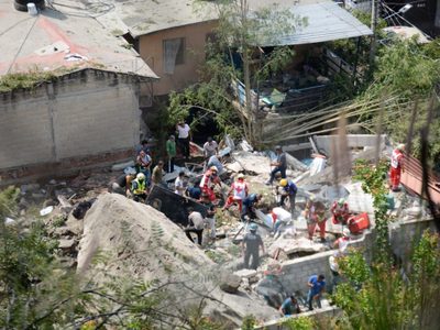 Madre e hija mueren por derrumbe de paredón que dañó 4 casas en Cuernavaca
