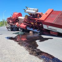 Un pesado equipamiento petrolero se desprendió del camión y derramó combustible sobre la ruta