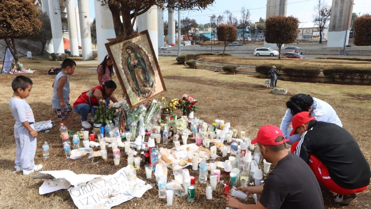 Vecinos instalaron un memorial en el Puente de la Concordia tras la explosión de la pipa de gas