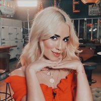 Lali Espósito, a los besos en plena ceremonia de los Martín Fierro