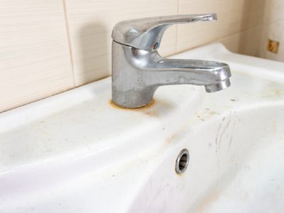 Con 3 cosas que seguro tenés en casa, eliminá las manchas de óxido de tu baño en solo minutos