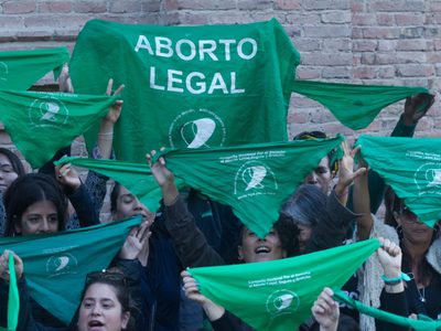 Histórico pañuelazo: Así exigió Bariloche la pronta aprobación del aborto legal
