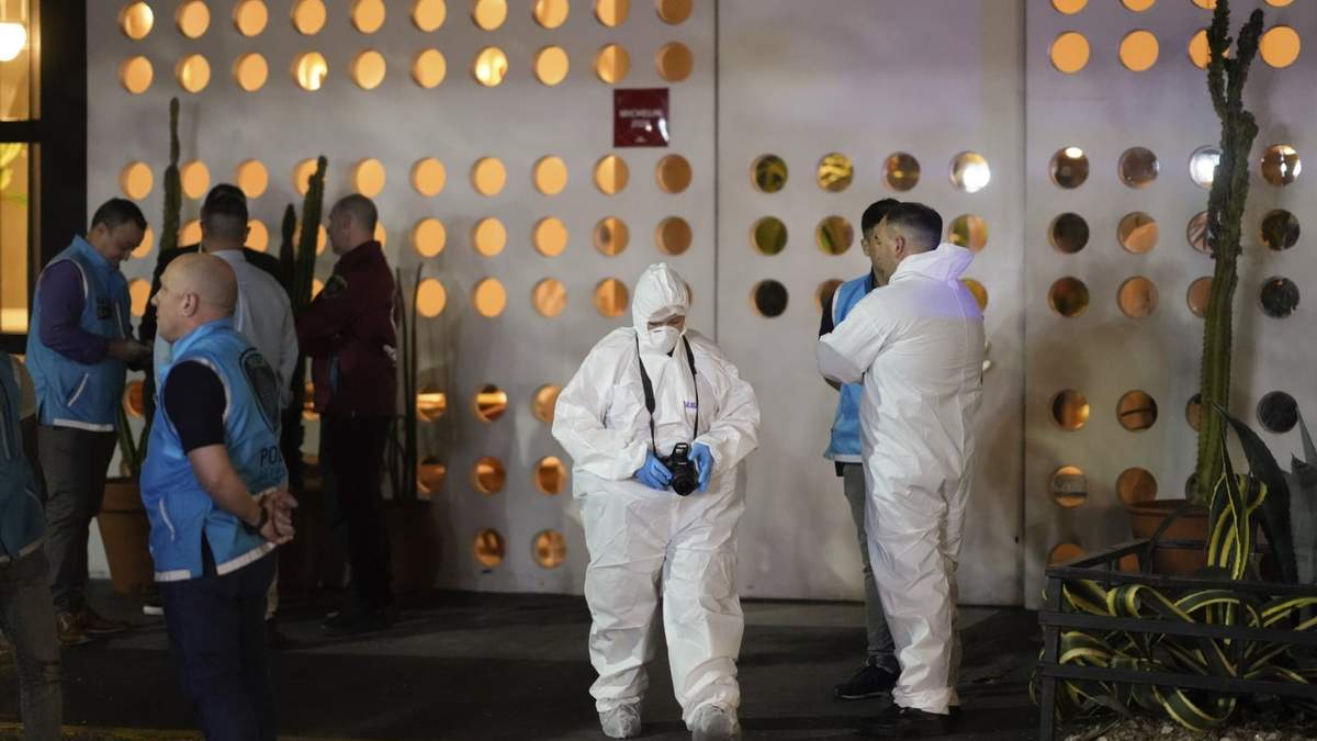 Investigadores forenses salen del hotel donde el excantante de One Direction Liam Payne fue encontrado muerto después de caer de un balcón en Buenos Aires