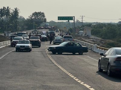 Damnificados en Guerrero bloquean carreteras y exigen apoyo urgente tras el paso del huracán John