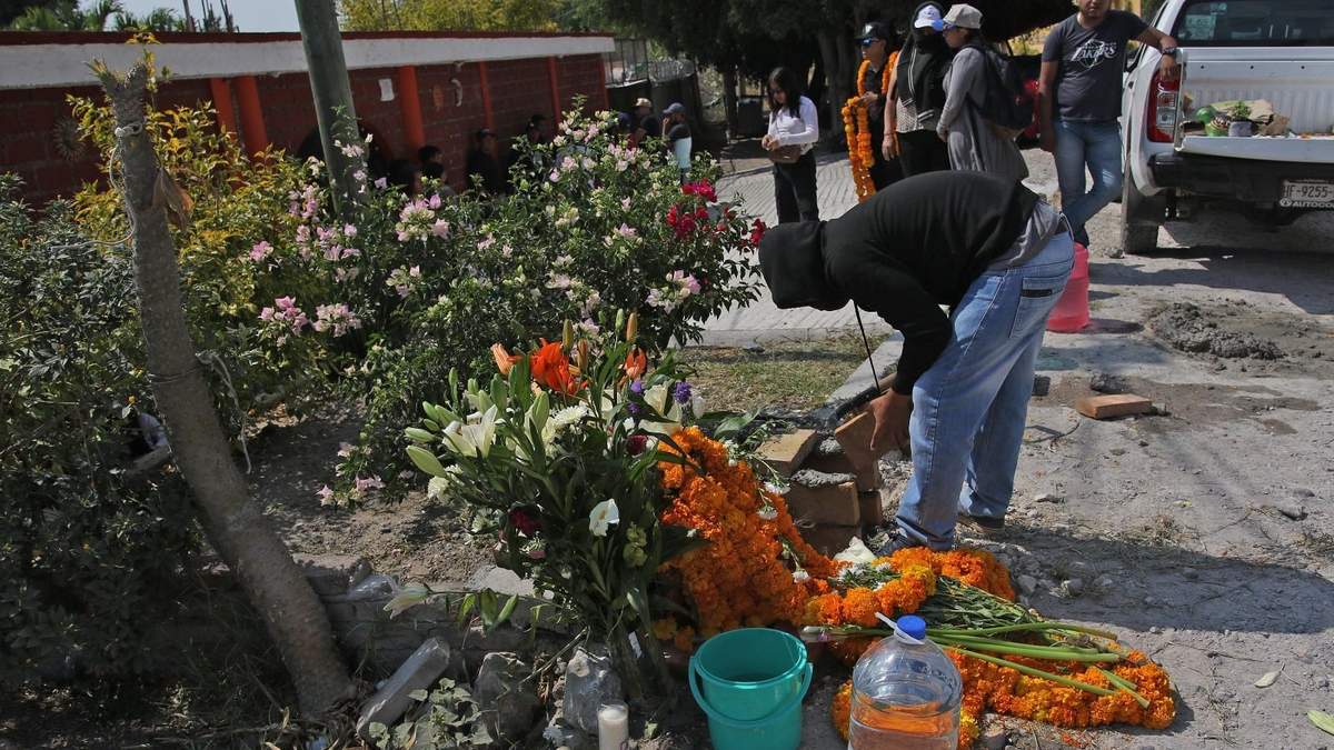 Estudiantes de la escuela normal Rural de Ayotzinapa colocaron una ofrenda