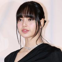 Junto a una cantante española: el estilo a la moda de Lisa, de Blackpink, ideal para salir de paseo
