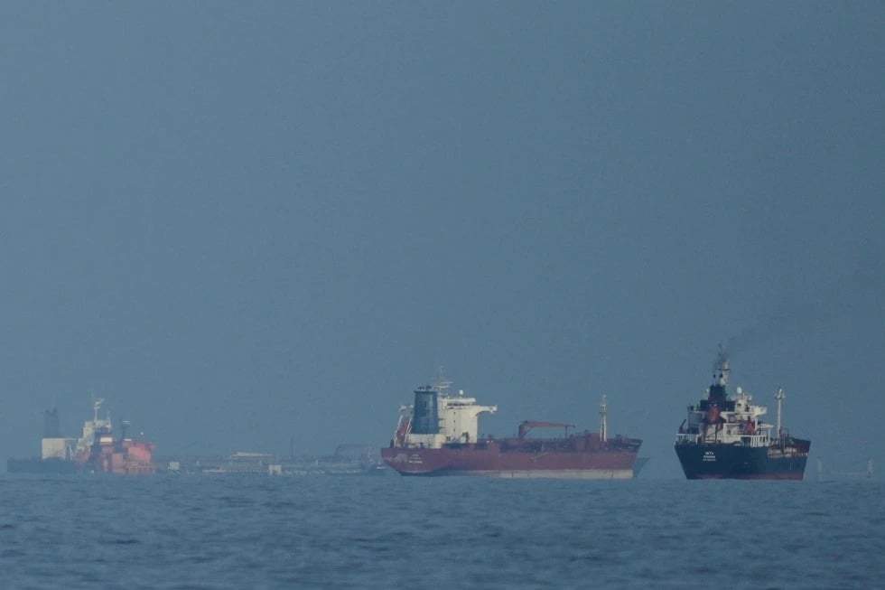 Buques petroleros y de carga se alinean en el estrecho de Ormuz, vistos desde Khor Fakkan, Emiratos Árabes Unidos, el miércoles 11 de marzo de 2026.