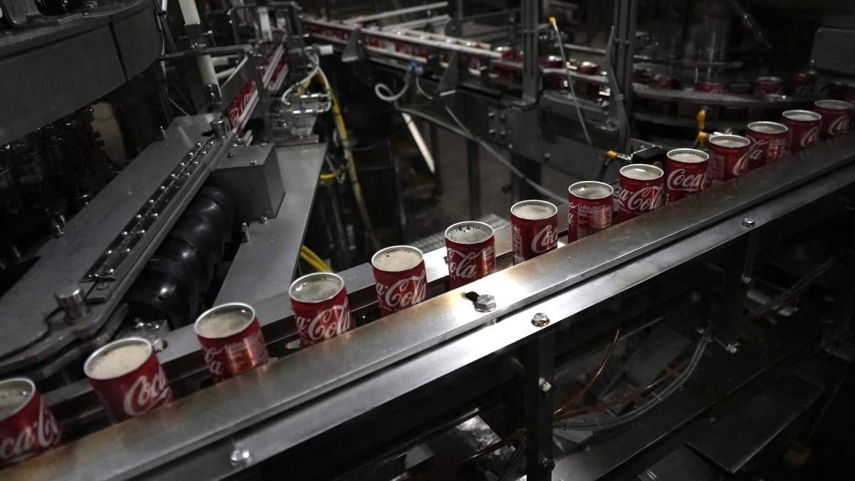 Latas de Coca-Cola en la planta embotelladora Swire Coca-Cola, en Denver