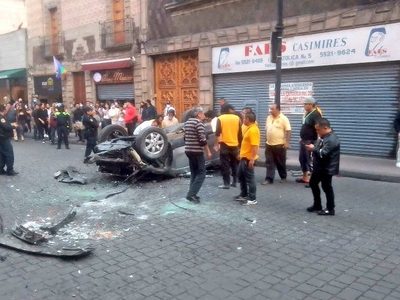Un auto cayó desde el techo de un estacionamiento en el Centro Histórico, una persona murió
