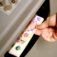 IFE: quiénes cobran este lunes el bono de 10.000 pesos que paga la ANSES
