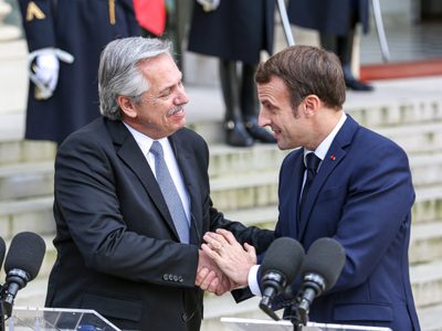 Alberto Fernández dialogará hoy con Emanuel Macron sobre la deuda externa