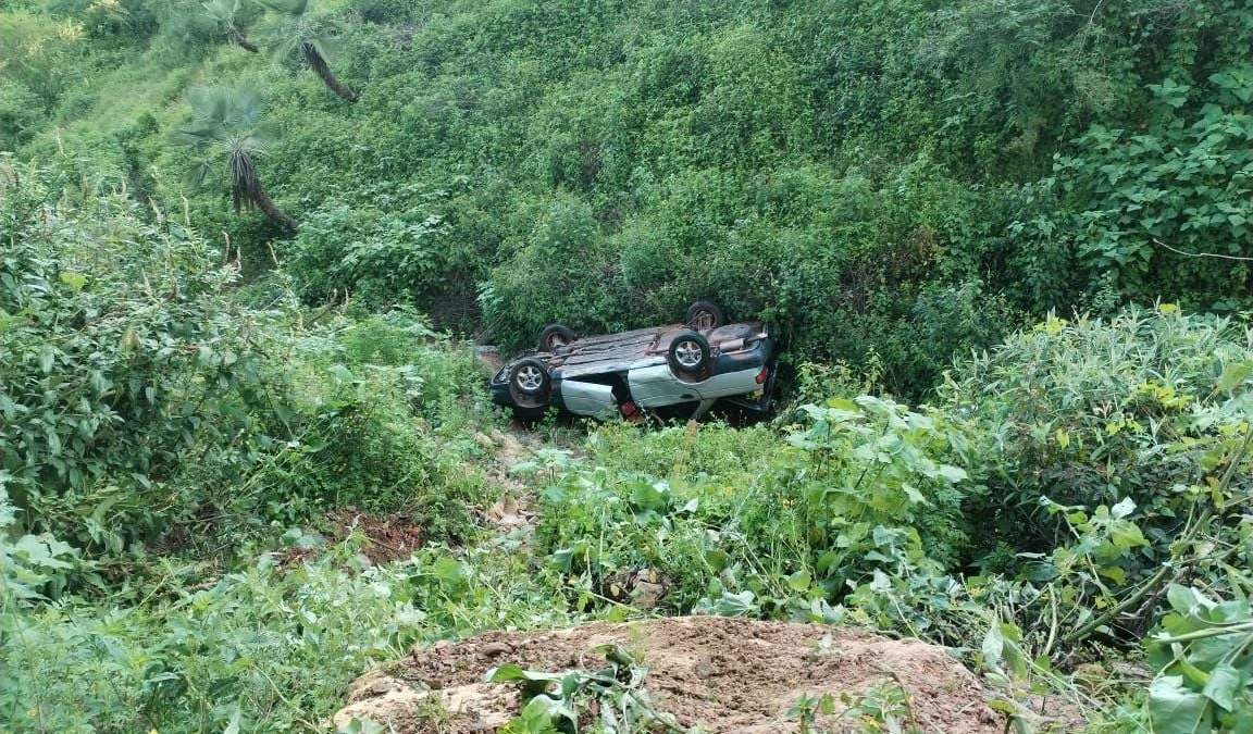 El auto volcado