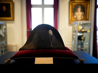 Gorra usada por Napoleón se subasta por 2.1 millones de dólares