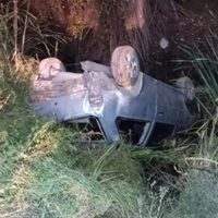 Ruta 7: un auto perdió el control y terminó volcado en un desagüe