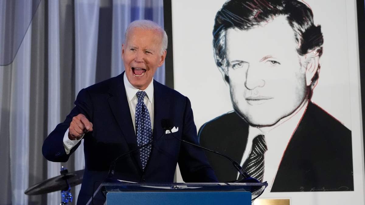 El expresidente estadounidense Joe Biden habla tras recibir el Premio a la Trayectoria en la celebración del 10mo aniversario del Instituto Edward M. Kennedy