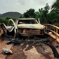 Mueren calcinadas dos personas por mina terrestre en Apatzingán; iban en camioneta blindada