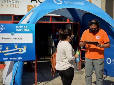 Conmovedor: una enfermera voluntaria vacunó a su bisabuela en Neuquén