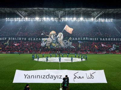Proteo es homenajeado en el partido entre el Trabzonspor y Basel de la UEFA Conference League