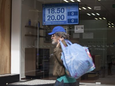 Peso pierde tras caída del PIB de México