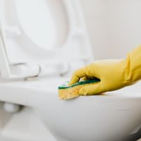 Eliminá el sarro de la ducha, la bañera y la pava eléctrica con este secreto económico y fácil que deja tu hogar impecable
