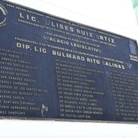 Retiran del Congreso de Oaxaca placas con el nombre de Ulises Ruiz