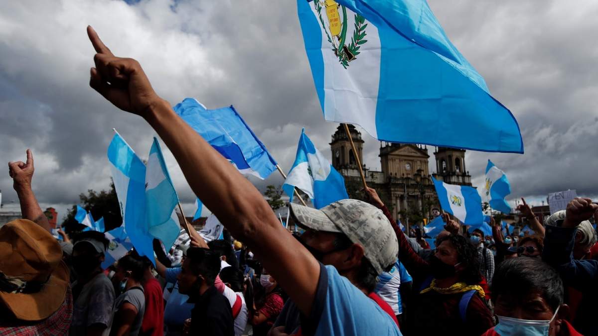 Instantánea de las protestas del sábado en el centro histórico de la Ciudad de Guatemala. Fuente: (Twitter)