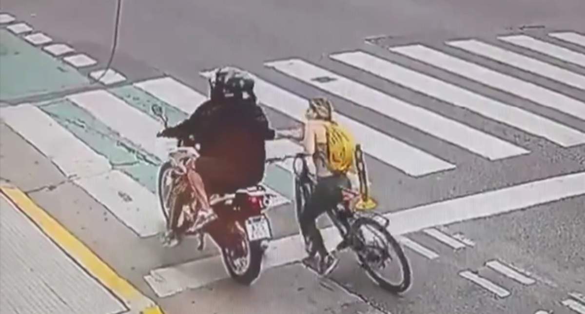 Una turista rusa se defendió del robo de dos motochorros.