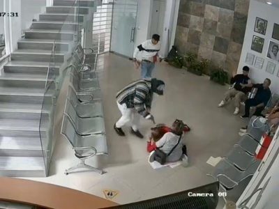 Golpean a una adulta mayor en violento asalto en notaría de Puebla; le roban 100 mil pesos (Video)