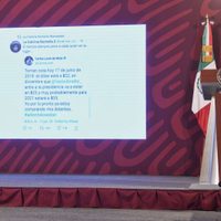AMLO se mofa de Loret y Chumel por llamar a especular con el dólar tras su triunfo en 2018