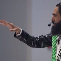 El influencer Carlos Muñoz humilla a un mesero en una de sus conferencias