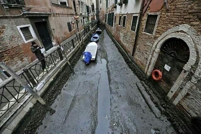 Las góndolas no pueden circular en los canales de Venecia