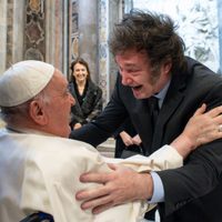 El papa Francisco y Milei se abrazan tras canonizar a la primera santa argentina