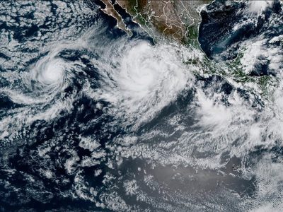 Huracán Priscilla azota el oeste de México con intensas lluvias y fuertes vientos