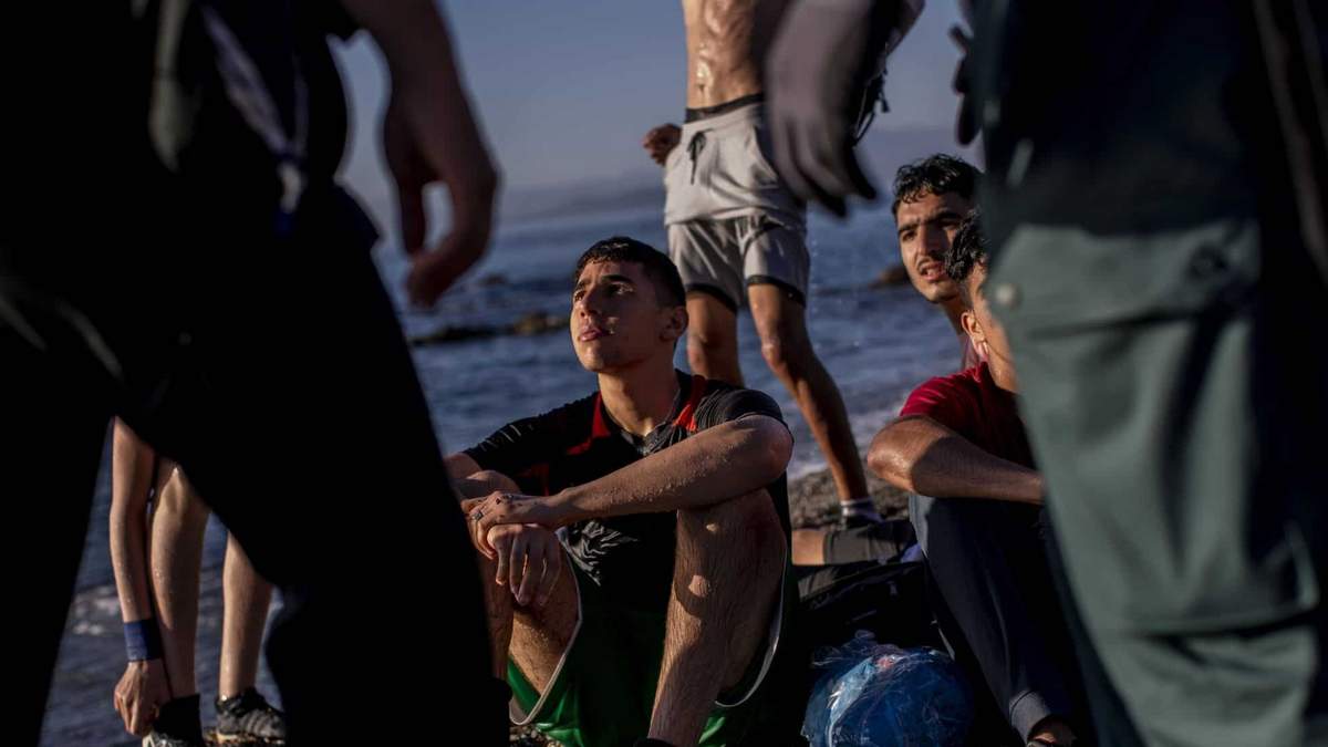 Menores migrantes no acompañados en Ceuta, España. Fuente: (Twitter)