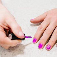 Lo que las manicuristas callan: el verdadero secreto para que tu diseño de uñas hecho en casa dure más