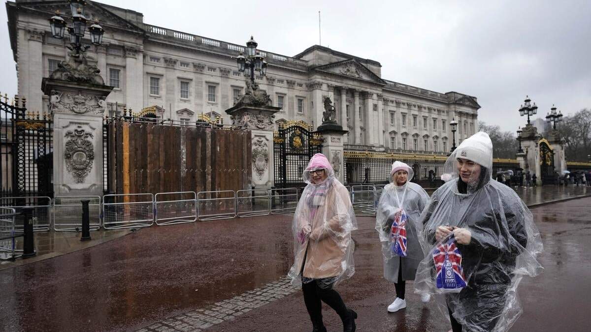 Un grupo de turistas frente al Palacio de Buckingham en Londres