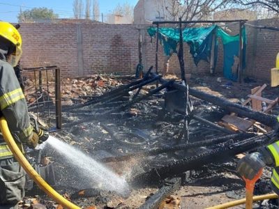 Intentaba hacer fuego para un asado, provocó un incendio y se quemó las manos y la cara