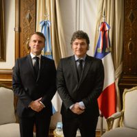 Javier Milei recibió a Emmanuel Macron en la Casa Rosada y viajó al G20