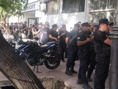 Denuncia penal por represión y advertencia a Rus