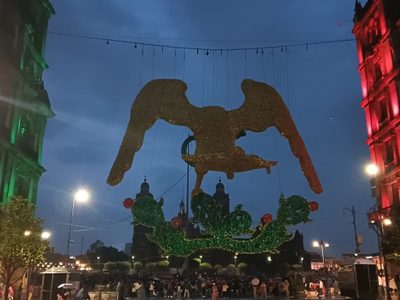 Lluvia provoca corto circuito en alumbrado patrio del Zócalo, incluida águila tridimensional