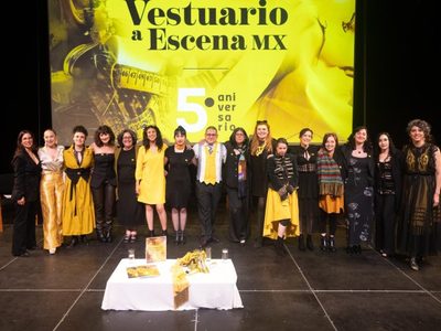 El fascinante y complejo mundo de la creación de la ropa en el catálogo “Vestuario a Escena MX”