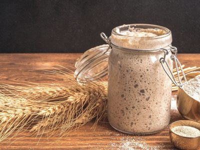 No tires las peras pasadas y convertilas en masa madre para todas tus tortas y panes